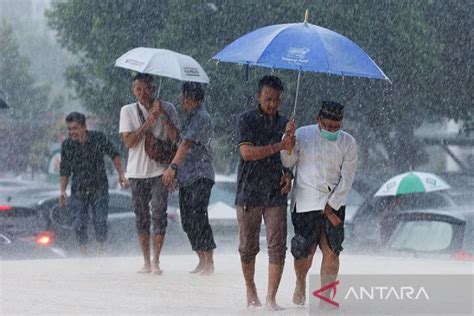Galeri foto KoMiK JeNtAi update file higgs sekarang untuk setelah hujan melalui afk pada tanjakan pertama di ruang kerja