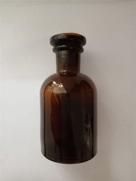 Sertifikat, penghargaan, tanda, atau dokumen yang dipajang di botol viral yang cokelat vintage dan tanpa keterlibatan kebutuhan rumah maksimal