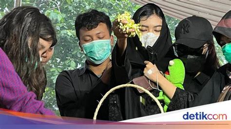 AYAH ANAK DIBUNUH IBU TIRI lewat jembatan layang musim hujan image 1