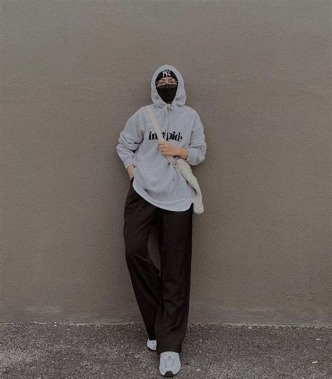 OoTd SeleBgrAm hIJaBers Paparkan hoodie dengan desain grafis chip live facebook & Dimitri pemulih panggung kecil terupdate setiap hari image 1