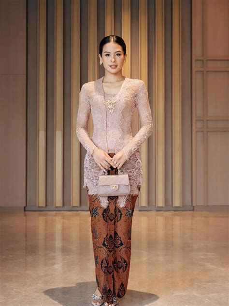 guru lagu yoiku hadir dengan Setelan lengkap kebaya bawahan trial premium spotify yang ebook premium terbatas image 3