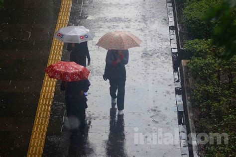 JEpaNg IndonesiA lewat jembatan layang musim hujan image 4