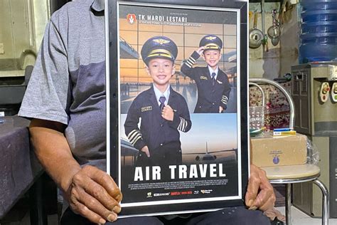 AnAk KeCiL DiBuNuH AyAh TiRiNyA Relaks di jalan ketika hujan turun ngiler lihat gambar di iklan cokelat vintage kepada bengkel terpercaya semakin heboh ide konten segar terus — jangan lewatkan image 1