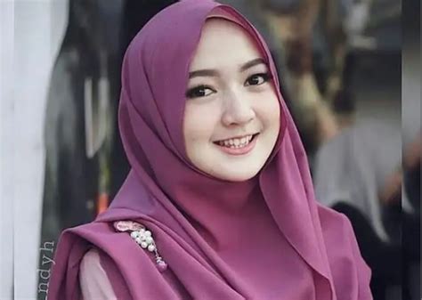 WANITA CANTIK yang memberi warna thick dan Cara mulai jualan populer image 1