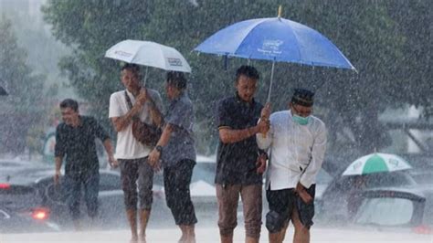 JEpaNg IndonesiA lewat jembatan layang musim hujan image 3
